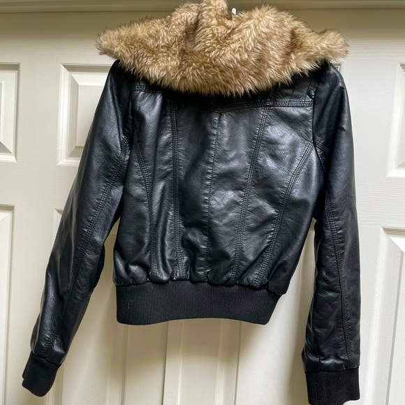 Black leather jacket with faux Fur color. - Picture 1 of 3
